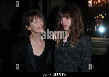 Jane Birkin e sua figlia Lou Diollon durante la mostra Yves Saint Laurent Autunno-Inverno 2011/2012 Collezione Ready-to-Wear tenutasi all'Hotel Salmon de Rothschild a Parigi, Francia, il 7 marzo 2011. Foto di Frederic Nebinger/ABACAPRESS.COM Foto Stock