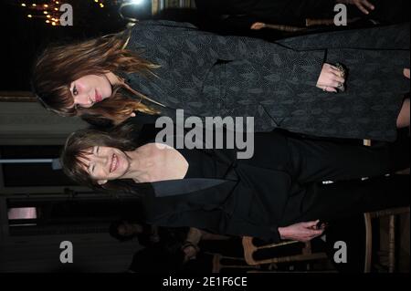 Jane Birkin e sua figlia Lou Diollon durante la mostra Yves Saint Laurent Autunno-Inverno 2011/2012 Collezione Ready-to-Wear tenutasi all'Hotel Salmon de Rothschild a Parigi, Francia, il 7 marzo 2011. Foto di Frederic Nebinger/ABACAPRESS.COM Foto Stock