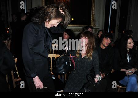 Jane Birkin e sua figlia Lou Diollon durante la mostra Yves Saint Laurent Autunno-Inverno 2011/2012 Collezione Ready-to-Wear tenutasi all'Hotel Salmon de Rothschild a Parigi, Francia, il 7 marzo 2011. Foto di Frederic Nebinger/ABACAPRESS.COM Foto Stock