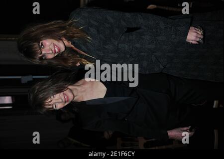 Jane Birkin e sua figlia Lou Diollon durante la mostra Yves Saint Laurent Autunno-Inverno 2011/2012 Collezione Ready-to-Wear tenutasi all'Hotel Salmon de Rothschild a Parigi, Francia, il 7 marzo 2011. Foto di Frederic Nebinger/ABACAPRESS.COM Foto Stock