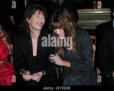 Jane Birkin e sua figlia Lou Diollon durante la mostra Yves Saint Laurent Autunno-Inverno 2011/2012 Collezione Ready-to-Wear tenutasi all'Hotel Salmon de Rothschild a Parigi, Francia, il 7 marzo 2011. Foto di Frederic Nebinger/ABACAPRESS.COM Foto Stock