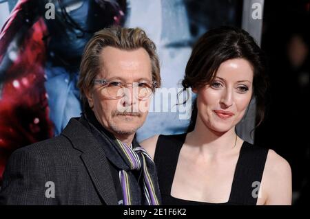 Gary Oldman e Donya Fiorentino partecipano alla prima di Warner Bros. Di 'Red Riding Hood' al Teatro Cinese. Los Angeles, 7 marzo 2011. Foto di Lionel Hahn/ABACAPRESS.COM Foto Stock