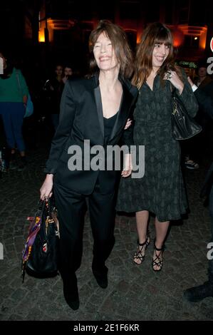 Jane Birkin e sua figlia Lou Doillon frequentano la mostra Yves Saint Laurent Autunno-Inverno 2011/2012 Collezione Ready-to-Wear tenutasi all'Hotel Salmon de Rothschild a Parigi, Francia il 7 marzo 2011. Foto di Nicolas Genin/ABACAPRESS.COM Foto Stock