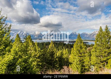 Paesaggio con Montagne e nuvole Foto Stock