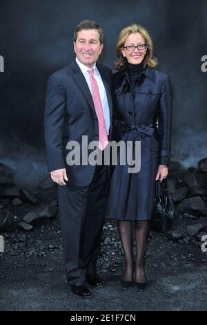 L'ambasciatore AMERICANO in Francia, Charles H. Rivkin e la moglie Susan Tolson hanno partecipato alla sfilata di moda Chanel Ready-to-Wear Autunno-Inverno 2011-2012 progettata da Karl Lagerfeld al Grand Palais di Parigi, in Francia, l'8 marzo 2011, come parte della settimana della moda di Parigi. Foto di Frederic Nebinger/ABACAPRESS.COM Foto Stock