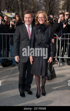 L'Ambasciatore DEGLI STATI UNITI in Francia, Charles H. Rivkin e la moglie Susan Tolson partecipano alla sfilata di moda Chanel Ready-to-Wear Autunno-Inverno 2011/2012 progettata da Karl Lagerfeld che si tiene al Grand Palais di Parigi, in Francia, l'8 marzo 2011, come parte della settimana della Moda di Parigi. Foto di Nicolas Genin/ABACAPRESS.COM Foto Stock