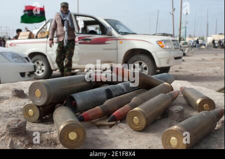 I ribelli contano le munizioni nella città petrolifera di Ras Lanouf, Libia orientale, il 7 marzo 2011. Oggi le armi da fuoco libiche in elicottero hanno sparato sulle forze ribelli. La forza di opposizione anti-Gheddafi assicurò il controllo di due importanti porti petroliferi a Brega e Ras Lanouf. Foto di Arnaud Finistre/ABACAPRESS.COM Foto Stock