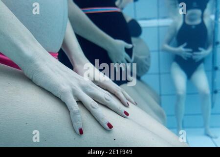 gruppo di donne durante una classe prenatale di aerobica in acqua Foto Stock