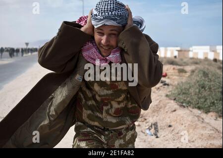 I combattenti anti-Gheddafi si ritirano mentre i bombardamenti sono in aumento nella città petrolifera di Ras Lanouf, Libia, il 10 marzo 2011. Foto di Arnaud Finistre/ABACAPRESS.COM Foto Stock