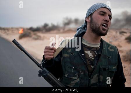 I combattenti anti-Gheddafi si ritirano mentre i bombardamenti sono in aumento nella città petrolifera di Ras Lanouf, Libia, il 10 marzo 2011. Foto di Arnaud Finistre/ABACAPRESS.COM Foto Stock