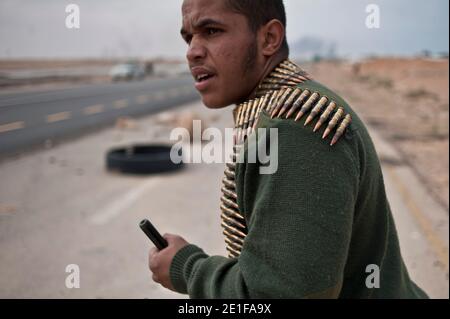 I combattenti anti-Gheddafi si ritirano mentre i bombardamenti sono in aumento nella città petrolifera di Ras Lanouf, Libia, il 10 marzo 2011. Foto di Arnaud Finistre/ABACAPRESS.COM Foto Stock