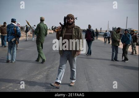 I combattenti anti-Gheddafi si ritirano mentre i bombardamenti sono in aumento nella città petrolifera di Ras Lanouf, Libia, il 10 marzo 2011. Foto di Arnaud Finistre/ABACAPRESS.COM Foto Stock