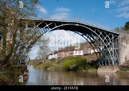 Il ponte di ferro, il primo al mondo, fu costruito nel 1779 sopra la gola di Ironbridge, a Telford, Shropshire, Inghilterra Foto Stock