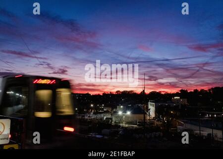 treno metropolitano con sfocatura del movimento di notte Foto Stock
