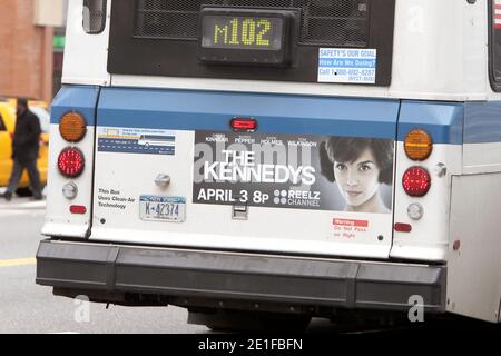 Katie Holmes in una campagna pubblicitaria per la serie televisiva 'The Kennedys' su un autobus di New York City a New York City, NY, USA il 14 marzo 2011. Le epiche miniserie in otto parti si stabiliranno nella sua nuova casa di cavo su ReelzChannel per una data di prima del 3 aprile dopo essere state abbandonate dal canale storico.Foto di Charles Guerin/ABACAPRESS.COM Foto Stock