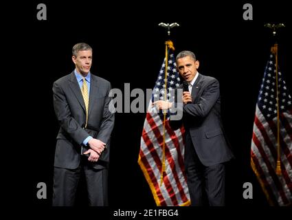 Il presidente DEGLI STATI UNITI Barack Obama presenta il segretario per l'istruzione Arne Duncan, mentre si rivolge ad un auditorium pieno di studenti e insegnanti prima di fare un discorso sulla riforma dell'istruzione nella palestra della Kenmore Middle School, ad Arlington, VA il 14 marzo 2011. Foto di Leslie E. Kossoff/Polaris Images/ABACAPRESS.COM Foto Stock