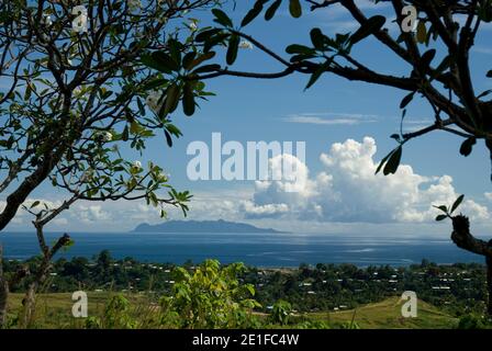 Affacciato su Honiara dal Solomons Memorial Peace Park verso l'isola di Savo al largo di Guadalcanal, Isole Salomone Foto Stock