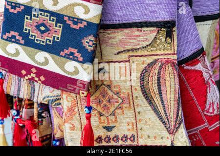 Primo piano tappezzeria intessuta decorazione vintage su un bazar turco. Tacchino tradizionale tappeti orientale artigianato e arredamento di interni. Messa a fuoco selettiva Foto Stock