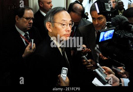 Steven Chu, segretario all'energia, parla con i giornalisti dopo aver testimoniano un'audizione del House Energy and Commerce Committee, il 16 marzo 2010 a Washington, DC, USA. Il Segretario Chu ha partecipato all'audizione per parlare della richiesta di bilancio per l'anno fiscale 2012 per il Dipartimento dell'energia e la Commissione per la regolamentazione nucleare. Foto di Olivier Douliery/ABACAPRESS.COM Foto Stock