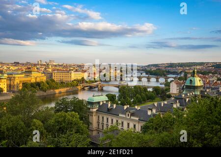 Ponti sul fiume Moldava e l'Accademia Straka contro il cielo visto dal parco Letna, Praga, Boemia, Repubblica Ceca Foto Stock