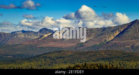 Catena montuosa vista da K'esugi Ridge Trail, Denali state Park, Matanuska-Susitna Borough, Alaska centro-meridionale, Alaska, STATI UNITI Foto Stock