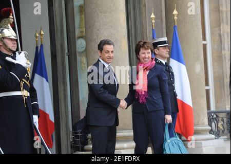 Il presidente francese Nicolas Sarkozy accoglie con favore il capo della politica estera dell'Unione europea, Catherine Ashton. Il Presidente francese riceve i leader del Vertice di Parigi per parlare dell'azione militare internazionale contro le forze di Moammar Gadhafi in Libia, a sostegno del popolo libico tenutosi al Palazzo Elysee a Parigi, in Francia, il 19 marzo 2011. Foto di Mousse/ABACAPRESS.COM Foto Stock