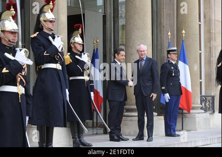 Il presidente francese Nicolas Sarkozy accoglie con favore il presidente belga Herman Van Rompuy. Il Presidente francese riceve i leader del Vertice di Parigi per parlare dell'azione militare internazionale contro le forze di Moammar Gadhafi in Libia, a sostegno del popolo libico tenutosi al Palazzo Elysee a Parigi, in Francia, il 19 marzo 2011. Foto di Mousse/ABACAPRESS.COM Foto Stock