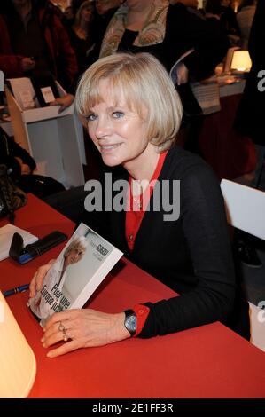 Elisabeth Guigou firma copie del suo libro durante la fiera del libro di Parigi "le Salon Du Livre" tenutasi al Parc des Expositions, Porte de Versailles a Parigi, Francia il 19 marzo 2011. Foto di Nicolas Briquet/ABACAPRESS.COM Foto Stock