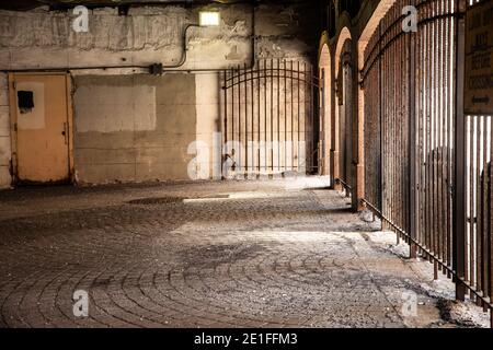 Interno di garage industriale con cancelli. Foto Stock