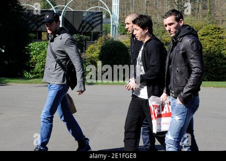 Hugo Lloris, Samir Nasri, Karim Benzema e Anthony Reveillere arrivano per la sessione di allenamento di calcio della nazionale francese, a Clairefontaine en Yvelines, Parigi meridionale, Francia, il 21 marzo 2011, prima della partita di calcio di qualificazione Euro 2012 contro il Lussemburgo il 25 marzo. Foto di Henri Szwarc/ABACAPRESS.COM Foto Stock