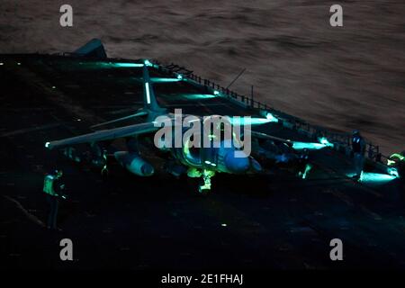 A Marine Medium Tiltrotor Squadron, 26th Marine Expeditionary Unitís AV-8B il jet di salto Harrier ritorna alla USS Kearsarge per rifornire carburante e munizioni mentre conduce attacchi aerei a sostegno della Joint Task Force Odyssey Dawn, 20 marzo 2011. Joint Task Force Odyssey Dawn è la task force del comando dell'Africa degli Stati Uniti istituita per fornire il comando e il controllo operativo e tattico delle forze militari degli Stati Uniti che sostengono la risposta internazionale ai disordini in Libia e l'applicazione della risoluzione del Consiglio di sicurezza delle Nazioni Unite (UNSCR) 1973.? La risoluzione UNSCR 1973 autorizza tutte le misure necessarie per la protezione di civili Foto Stock