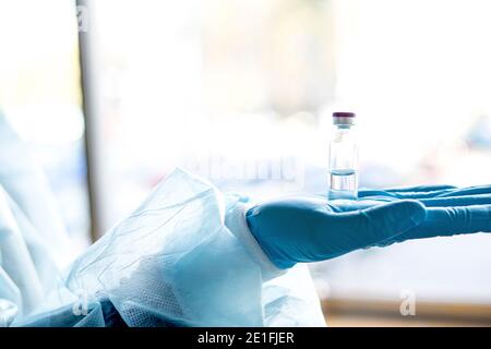 Medico o tubo di contenimento di un laborante con vaccino nCoV Coronavirus per il virus 2019-nCoV. Foto Stock