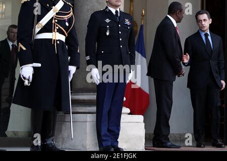 Il presidente francese Nicolas Sarkozy, affiancato dal ministro francese dello sviluppo internazionale Henri de Raincourt, lascia il presidente della Guinea Alpha Conde dopo un incontro al Palazzo presidenziale Elysee, a Parigi, in Francia, il 23 marzo 2011. Foto di Stephane Lemouton/ABACAPRESS.COM Foto Stock