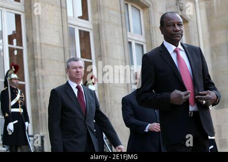 Il presidente della Guinea Alpha Conde ha affiancato il ministro francese dello sviluppo internazionale Henri de Raincourt, lascia il palazzo presidenziale dell'Elysee dopo un incontro con il presidente francese Nicolas Sarkozy, a Parigi, in Francia, il 23 marzo 2011. Foto di Stephane Lemouton/ABACAPRESS.COM Foto Stock