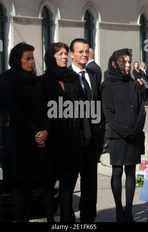 Elisabeth Anne de Massy, la principessa Caroline e la principessa Stephanie arriveranno per la cerimonia funeraria della principessa Antoinette di Monaco, nella cattedrale di Notre-Dame-Immaculee a Monaco, Principato di Monaco, il 24 marzo 2011. Foto di Franz Chavaroche/piscina/ABACAPRESS.COM Foto Stock