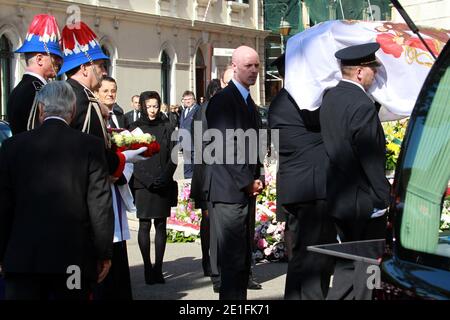 Il principe Alberto II di Monaco e la fidanzata Charlene Wittstock, e Elisabeth Anne de Massy arriveranno per la cerimonia funeraria della principessa Antoinette di Monaco, nella cattedrale di Notre-Dame-Immaculee a Monaco, Principato di Monaco, il 24 marzo 2011. Foto di Franz Chavaroche/piscina/ABACAPRESS.COM Foto Stock