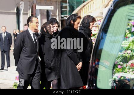 La principessa Caroline, la principessa Stephanie e Elisabetta Anne de Massy arrivano per la cerimonia funeraria della principessa Antoinette di Monaco, nella cattedrale di Notre-Dame-Immaculee a Monaco, Principato di Monaco, il 24 marzo 2011. Foto di Franz Chavaroche/piscina/ABACAPRESS.COM Foto Stock