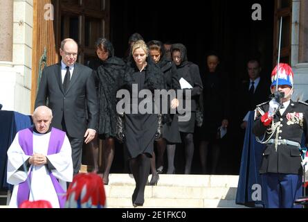 Principe Alberto II di Monaco, fidanzato Charlene Wittstock, Principessa Stephanie, Principessa Caroline Elisabeth Anne de Massy e famiglia dopo la cerimonia funebre della Principessa Antoinette di Monaco, nella cattedrale di Notre-Dame-Immaculee a Monaco, Principato di Monaco, il 24 marzo 2011. Foto di Franz Chavaroche/piscina/ABACAPRESS.COM Foto Stock