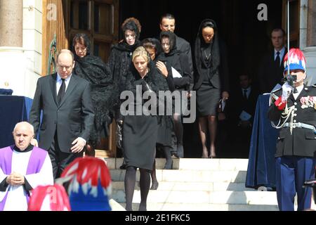 Principe Alberto II di Monaco, fidanzato Charlene Wittstock, Principessa Stephanie, Principessa Caroline, Elisabeth Anne de Massy e famiglia dopo la cerimonia funeraria della Principessa Antoinette di Monaco, nella cattedrale di Notre-Dame-Immaculee a Monaco, Principato di Monaco, il 24 marzo 2011. Foto di Franz Chavaroche/piscina/ABACAPRESS.COM Foto Stock