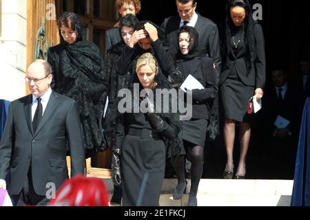 Principe Alberto II di Monaco, fidanzato Charlene Wittstock, Principessa Stephanie, Principessa Caroline, Elisabeth Anne de Massy e famiglia dopo la cerimonia funeraria della Principessa Antoinette di Monaco, nella cattedrale di Notre-Dame-Immaculee a Monaco, Principato di Monaco, il 24 marzo 2011. Foto di Franz Chavaroche/piscina/ABACAPRESS.COM Foto Stock