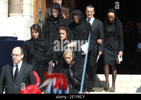 Principe Alberto II di Monaco, fidanzato Charlene Wittstock, Principessa Stephanie, Principessa Caroline, Elisabeth Anne de Massy e famiglia dopo la cerimonia funeraria della Principessa Antoinette di Monaco, nella cattedrale di Notre-Dame-Immaculee a Monaco, Principato di Monaco, il 24 marzo 2011. Foto di Franz Chavaroche/piscina/ABACAPRESS.COM Foto Stock