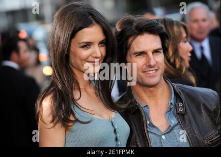 Tom Cruise e Katie Holmes, ascoltatori DI Hollywood, stanno divorziando, mettendo fine a un matrimonio di cinque anni. L'ufficio di celebrità avvocato di divorzio Jonathan Wolfe ha confermato il divorzio il 29 giugno 2012.. "Si tratta di una questione personale e privata", ha affermato in una dichiarazione. Hanno una figlia di sei anni, Suri, e Cruise, 49 anni, ha due figli dal suo matrimonio con Nicole Kidman. La crociera sposò Holmes, 33 anni, sua terza moglie, in un castello italiano nel novembre 2006. File photo : Tom Cruise e Katie Holmes arrivano alla prima mondiale di ReelzChannel 'The Kennedys' al Teatro AMPAS Samuel Goldwyn di Beverly Foto Stock