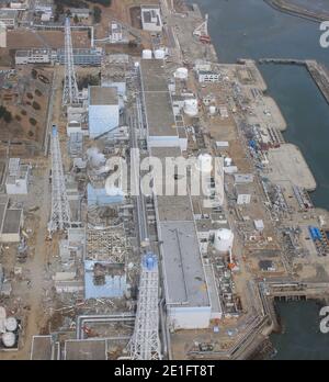 Foto aerea del 20 marzo 2011 scattata da un piccolo drone non presidiato della centrale nucleare di Fukushima dai-ichi a Okumamachi, prefettura di Fukushima, Giappone settentrionale. Dall'alto verso il basso: Unità 1, unità 2, unità 3 e unità 4. Photo by Air Photo Service via ABACAPRESS.COM Foto Stock