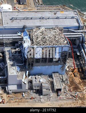 La foto aerea della mano del 24 marzo 2011o scattata da un piccolo drone senza equipaggio mostra l'unità danneggiata 4 della centrale nucleare di Fukushima dai-ichi, in via paralizzante, a Okumamachi, prefettura di Fukushima, Giappone settentrionale. Photo by Air Photo Service via ABACAPRESS.COM Foto Stock