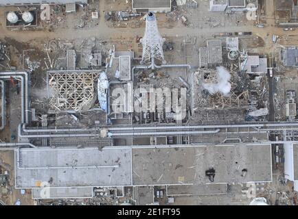 Distribuire la foto aerea del 20 marzo 2011, scattata da un piccolo drone senza equipaggio dell'unità 4 danneggiata, a sinistra, e dall'unità 3 della centrale nucleare di Fukushima dai-ichi, in via paralizzante, ad Okumamachi, prefettura di Fukushima, Giappone settentrionale. Photo by Air Photo Service via ABACAPRESS.COM Foto Stock