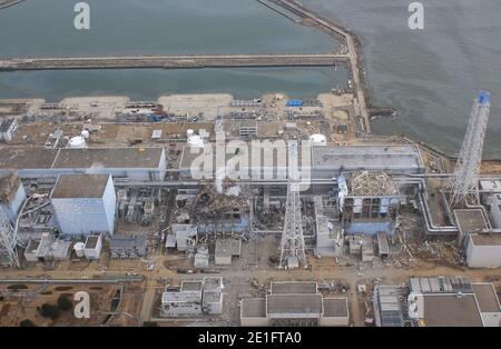 Foto aerea del 20 marzo 2011 scattata da un piccolo drone non presidiato della centrale nucleare di Fukushima dai-ichi a Okumamachi, prefettura di Fukushima, Giappone settentrionale. Da sinistra: Unità 1, vista parziale; unità 2, unità 3 e unità 4. Photo by Air Photo Service via ABACAPRESS.COM Foto Stock