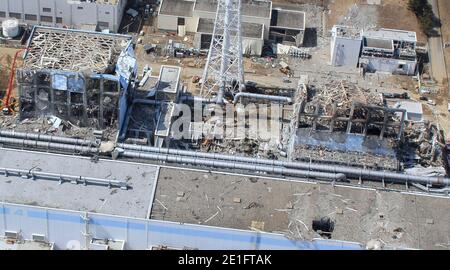 Distribuire la foto aerea del 24 marzo 2011 scattata da un piccolo drone non presidiato dell'unità 4, a sinistra, e dall'unità 3 della centrale nucleare di Fukushima dai-ichi a Okumamachi, prefettura di Fukushima, Giappone settentrionale. Photo by Air Photo Service via ABACAPRESS.COM Foto Stock