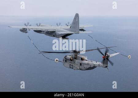 Lockheed Martin KC-130J di VMGR-252 rifornimenti Sikorsky CH-53K Re Stallion Sopra Chesapeake Bay il 6 aprile 2020 (200406 Foto Stock