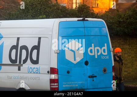 Londra, Regno Unito. 06 gennaio 2021. Un uomo cammina davanti a un pulmino di consegna locale DPD a Londra. Credit: SOPA Images Limited/Alamy Live News Foto Stock