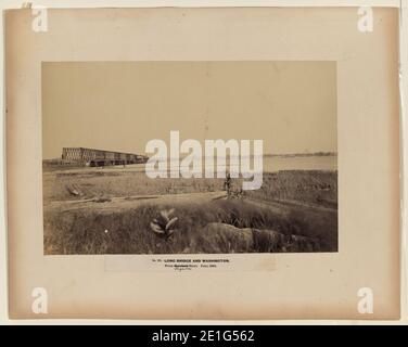 Long Bridge e Washington, dalla riva del Maryland (ad esempio, Virginia), giugno 1863 Foto Stock